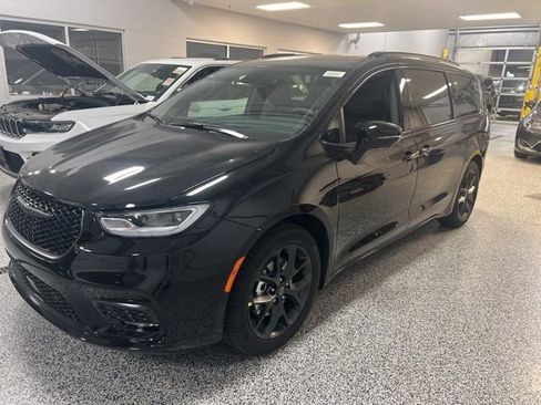 New 2026 Chrysler Pacifica Limited w/ S Appearance Package image 3