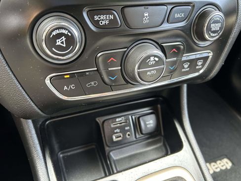 Used 2017 Jeep Cherokee Latitude w/ Comfort/Convenience Group FWD image 17