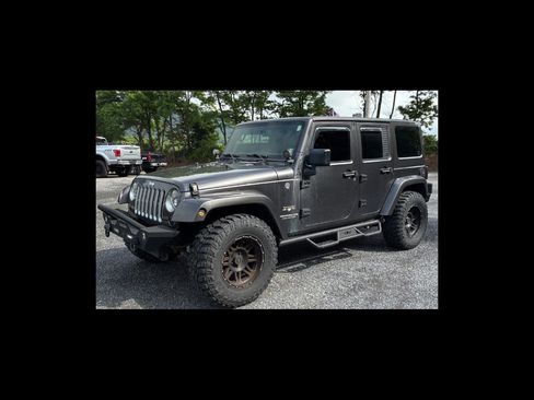 Used 2017 Jeep Wrangler Unlimited Sahara w/ Max Tow Package AWD/4WD image 1