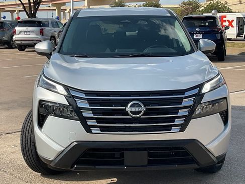 Used 2025 Nissan Rogue SV FWD image 2