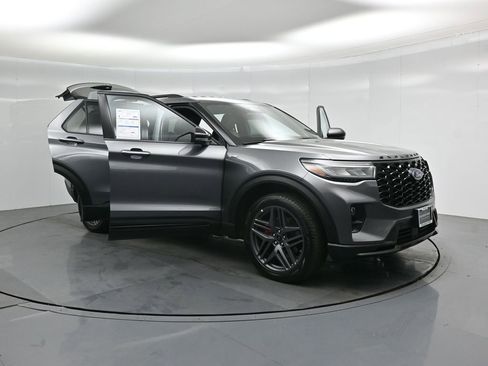 Used 2025 Ford Explorer ST-Line w/ ST-Line Street Pack image 32