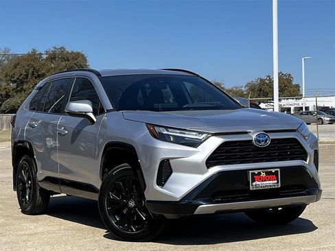 Used 2024 Toyota RAV4 SE image 2