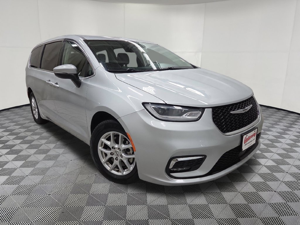 Used 2023 Chrysler Pacifica Touring-L FWD image 3