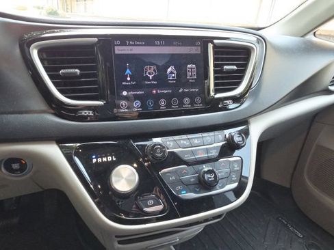 Used 2020 Chrysler Pacifica Touring-L w/ Advanced Safetytec Group FWD image 14