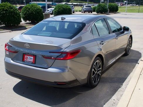 Used 2025 Toyota Camry XLE FWD image 5