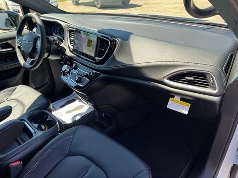 New 2027 Chrysler Pacifica Select FWD image 9