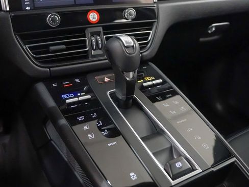 Certified 2025 Porsche Macan image 33