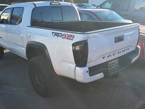 Used 2023 Toyota Tacoma TRD Off-Road w/ TRD Premium Off Road Package image 8