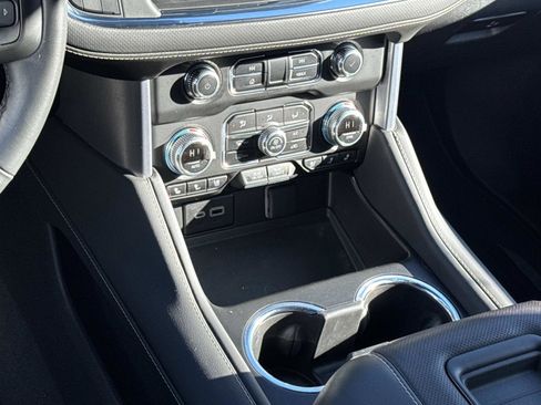 Used 2024 GMC Yukon SLT w/ SLT Luxury Package image 4