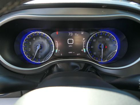 Used 2023 Chrysler Pacifica Touring-L image 14