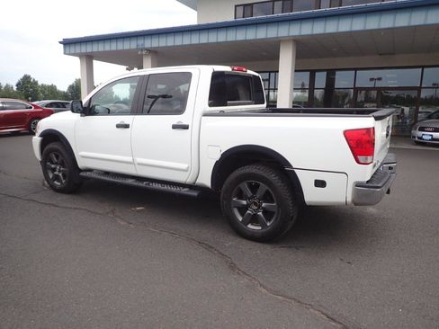 Used 2015 Nissan Titan SV w/ SV Value Truck Package AWD/4WD image 3