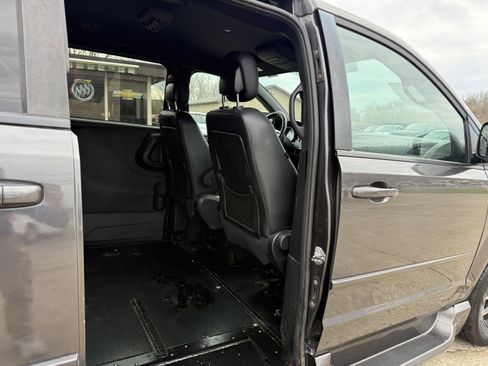 Used 2015 Dodge Grand Caravan SXT FWD image 31