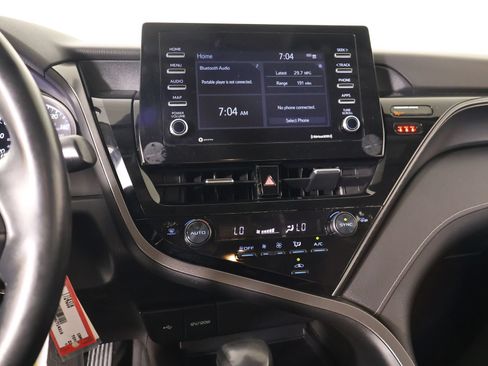 Used 2022 Toyota Camry SE FWD image 5