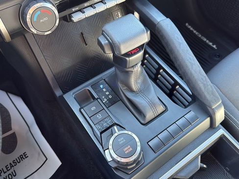 Used 2024 Toyota Tacoma TRD Sport AWD/4WD image 31