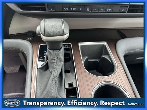 Used 2024 Toyota Sienna XLE FWD image 29