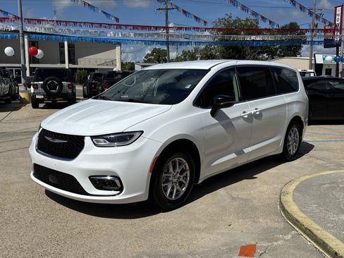 Used 2024 Chrysler Pacifica Touring-L FWD image 3