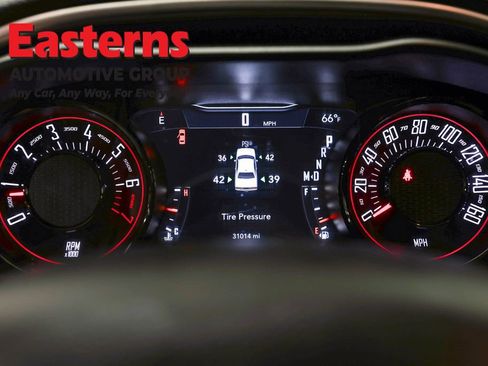Used 2022 Dodge Challenger SXT w/ Driver Convenience Group RWD image 18