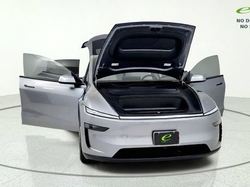 Used 2026 Tesla Model Y AWD image 12