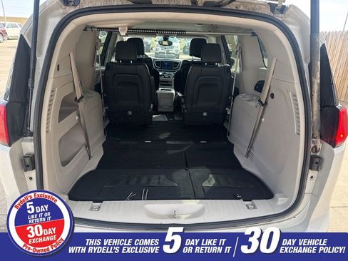 Used 2017 Chrysler Pacifica Touring-L Plus w/ Tire & Wheel Group image 9