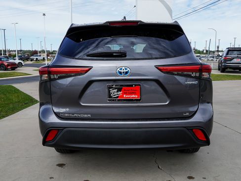 Used 2021 Toyota Highlander LE AWD/4WD image 7