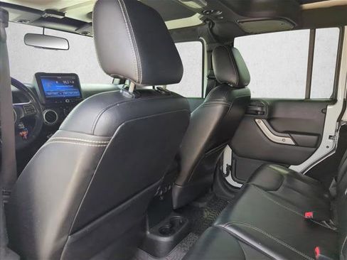 Used 2017 Jeep Wrangler Unlimited Rubicon w/ Cold Weather Group AWD/4WD image 18