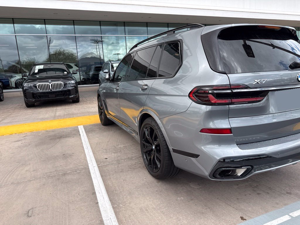 Used 2025 BMW X7 xDrive40i w/ M Sport Package AWD/4WD image 8