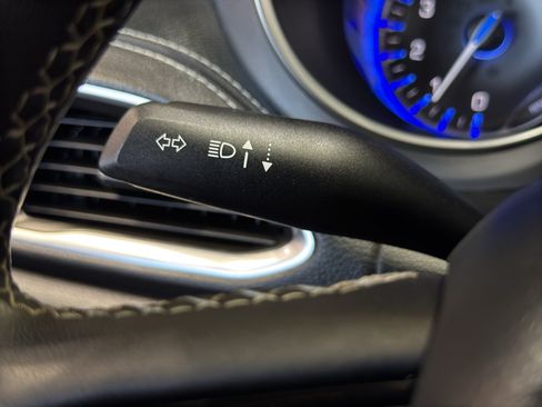 Used 2025 Chrysler Pacifica Limited FWD image 24