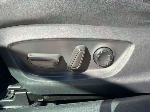 Used 2018 Toyota Camry XLE image 19