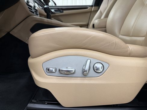 Certified 2023 Porsche Macan S AWD/4WD image 33