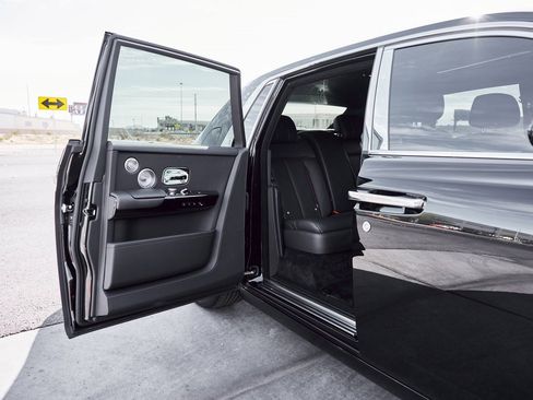 Used 2024 Rolls-Royce Phantom Sedan image 32