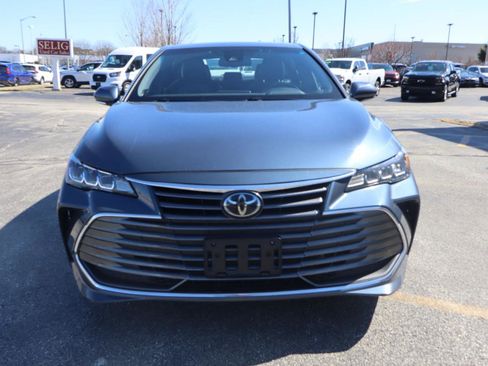 Used 2019 Toyota Avalon XLE w/ Moonroof Package image 2