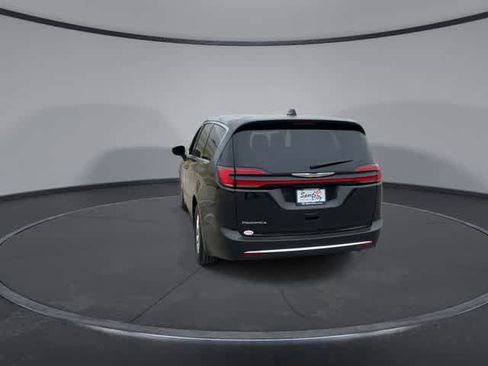 Used 2023 Chrysler Pacifica Touring-L image 7