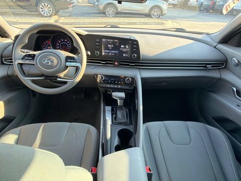 Used 2022 Hyundai Elantra SEL w/ Preferred Accessory Package FWD image 14