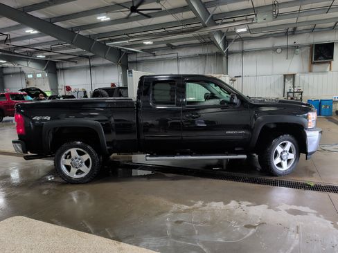 Used 2011 Chevrolet Silverado 2500 LTZ w/ LTZ Plus Package AWD/4WD image 2