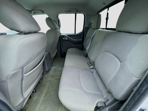 Used 2018 Nissan Frontier SV image 15