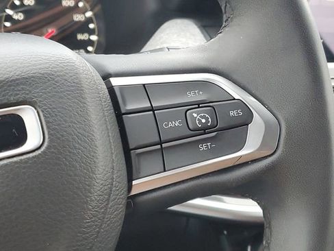 Used 2023 Jeep Compass Latitude image 18