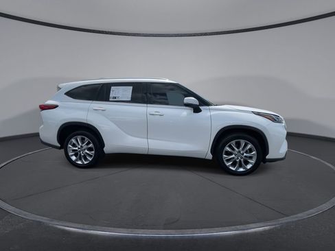 Used 2021 Toyota Highlander Limited FWD image 2