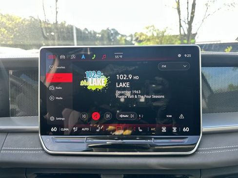 New 2025 Volkswagen Tiguan SE image 22