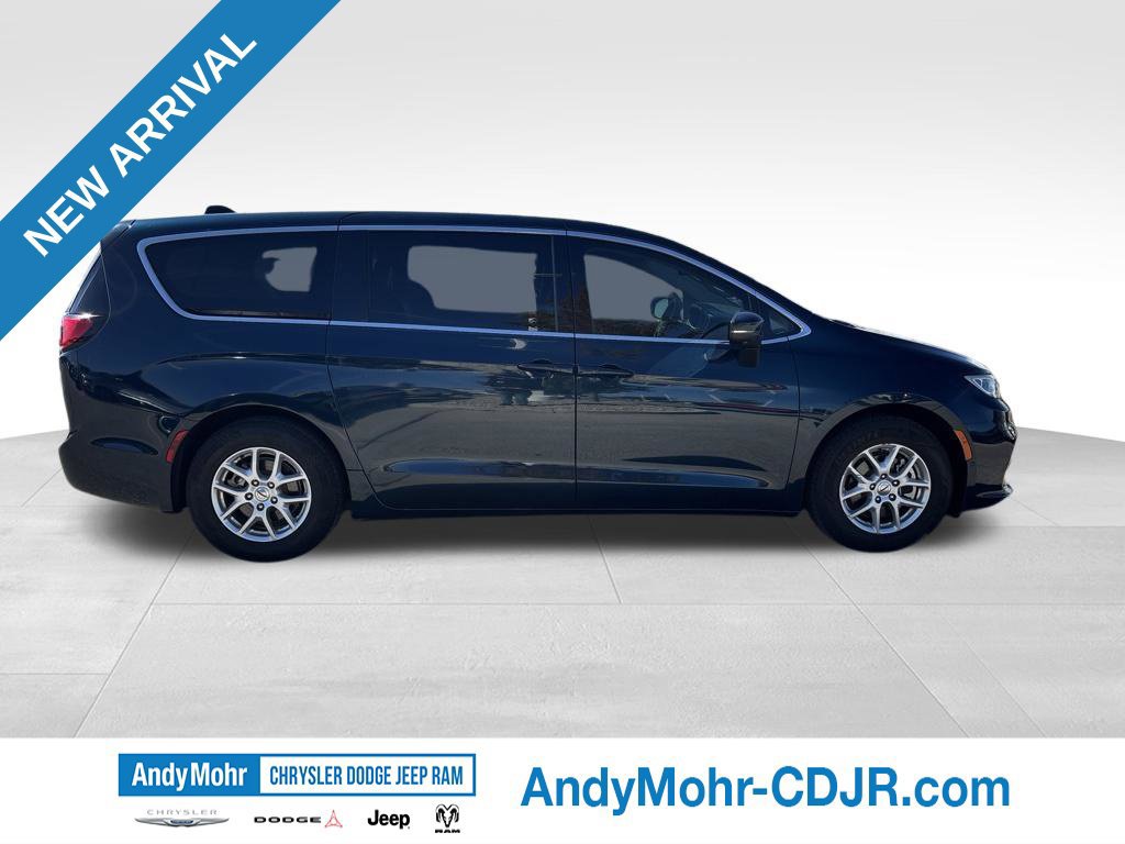Used 2023 Chrysler Pacifica Touring-L FWD image 8