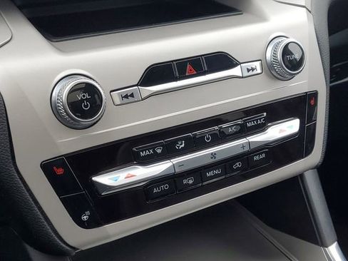 Used 2024 Ford Explorer XLT w/ Equipment Group 202A image 21