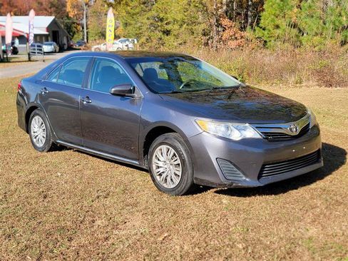 Used 2012 Toyota Camry LE image 1