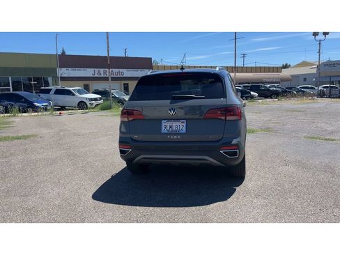 Used 2024 Volkswagen Taos SE w/ Panoramic Sunroof Package AWD/4WD image 2