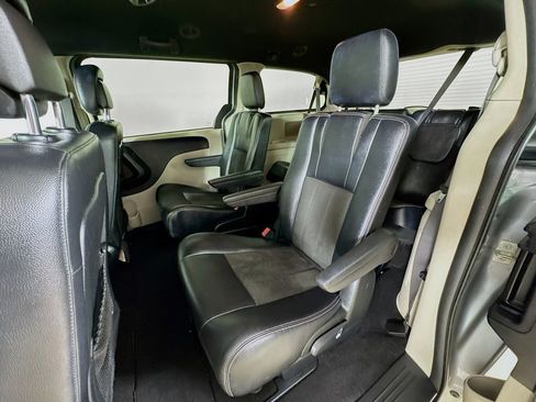 Used 2019 Dodge Grand Caravan SXT image 17