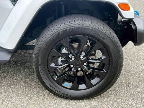 Used 2022 Jeep Wrangler Unlimited Sahara w/ Cold Weather Group image 10