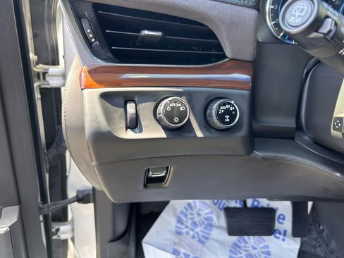 Used 2019 Cadillac Escalade Premium Luxury AWD/4WD image 14
