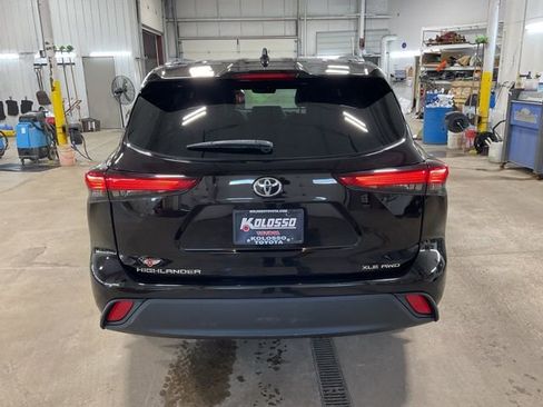 Used 2020 Toyota Highlander XLE image 5