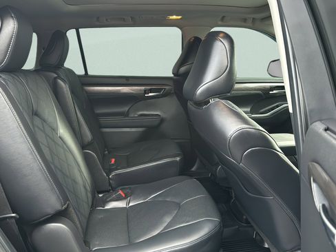 Used 2024 Toyota Highlander Platinum image 28
