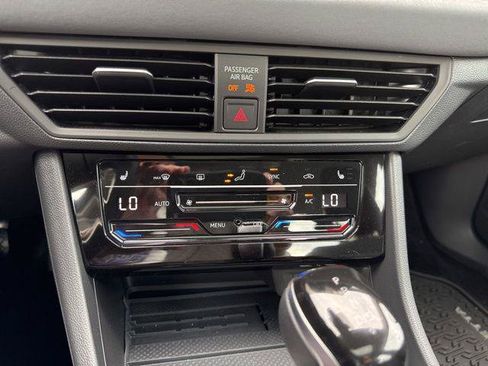 Used 2025 Volkswagen Jetta SE w/ Sunroof Package FWD image 11