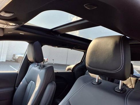 New 2026 Chrysler Pacifica Select image 15