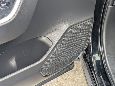 Used 2022 Toyota RAV4 LE image 15